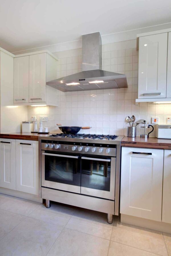Range, Hood & Dishwasher, Sunnyvale — A slide-in range levelled flush to the counter, a hood ducted above it and a dishwasher high-looped and leak-tested, all in one visit.